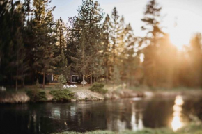 Deschutes River House - cozy and stylish riverfront cabin between Sunriver and LaPine, Oregon, sleeps 6, wood stove, WiFi, walk to trails, dog friendly, 40 minutes to Mt Bachelor, 35 minutes to downto